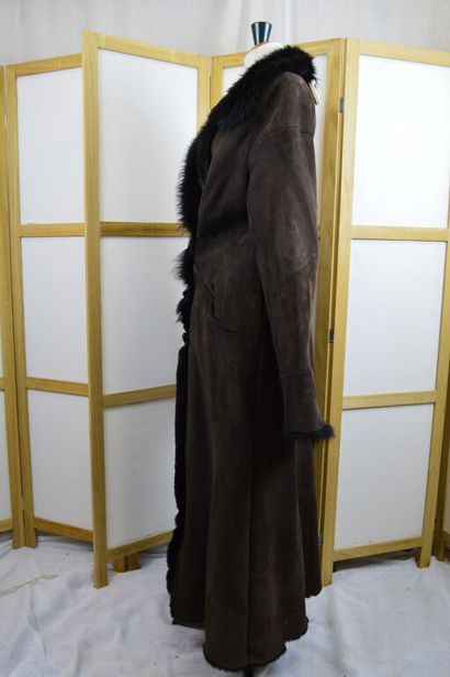 GEORGES RECH 

Manteau en peau lainé marron...