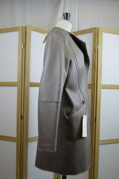 PAULE KA

Manteau long en peau lainé taupe...