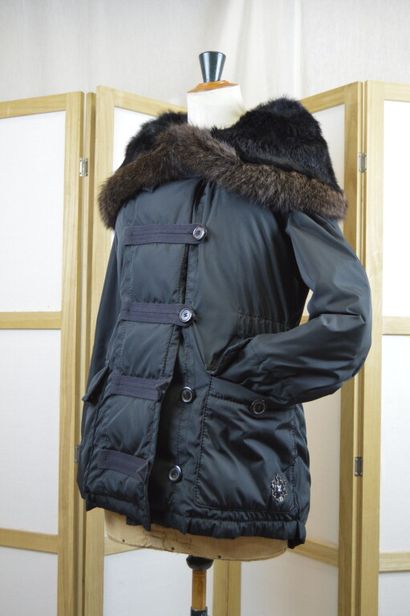 LOUIS VUITTON PARIS

Doudoune courte en nylon...