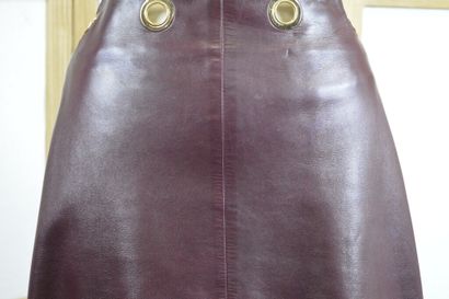 CELINE

Jupe droite en cuir prune avec oeillets.

On...