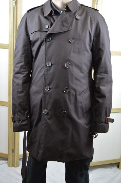 BURBERRY London

Trench chocolat 

Sans étiquette...