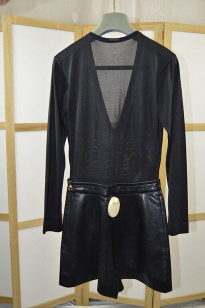 CHRISTIAN DIOR

Combinaison short le haut...
