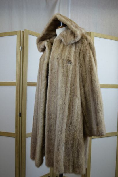 Manteau à capuche en fourrure en vison beige...