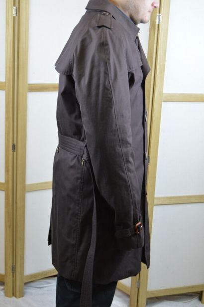BURBERRY London

Trench chocolat 

Sans étiquette...