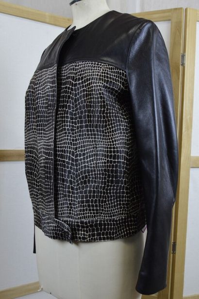 LONGCHAMP

Blouson court en cuir noir et...