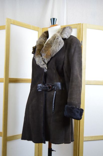 LAUREL

Manteau ¾ en peau lainée marron foncé,...