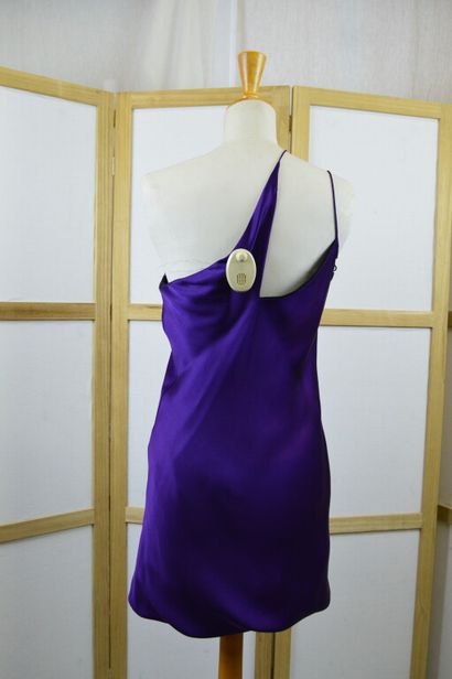 NINA RICCI. 

Robe nuisette à bretelles fines...