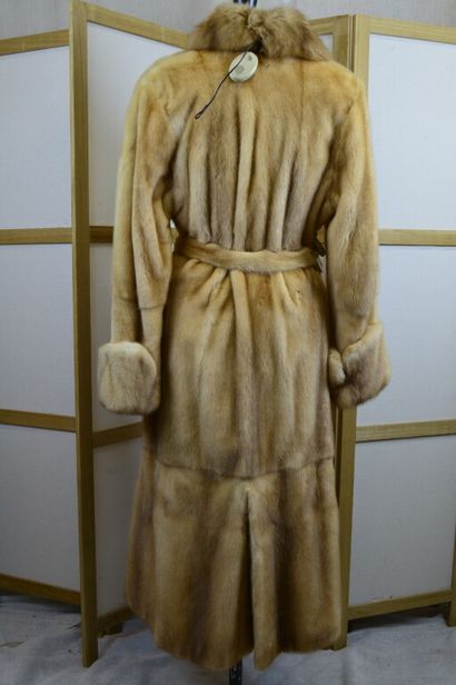 SAM-ROME

Manteau long en vison crème avec...