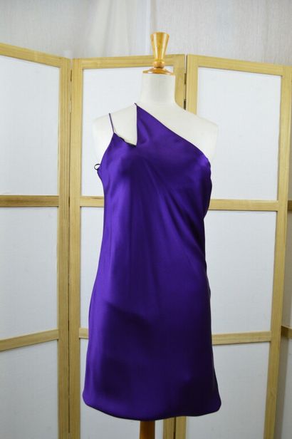 NINA RICCI. 

Robe nuisette à bretelles fines...