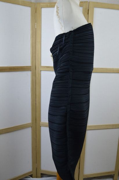 LANVIN. 

Robe bustier en soie noire plissée....