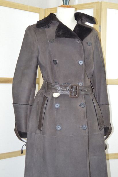 GEORGES RECH 

Manteau long cintré en peau...