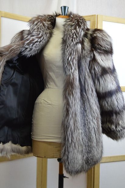 Veste / manteau court en renard gris à ramage...