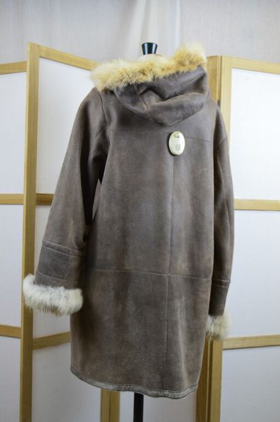 DAREL

Manteau en peau lainée réversible...