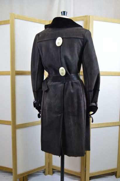 GEORGES RECH 

Manteau long cintré en peau...