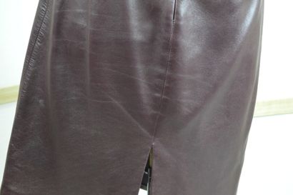 CELINE

Jupe droite en cuir prune avec oeillets.

On...