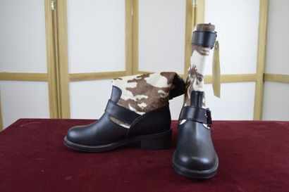 ZANOTTI

Paire de bottines en cuir noir à...