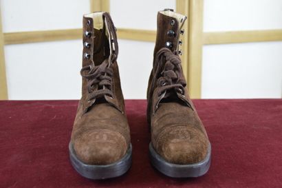 
CHANEL




Paire de bottines en daim chocolat...