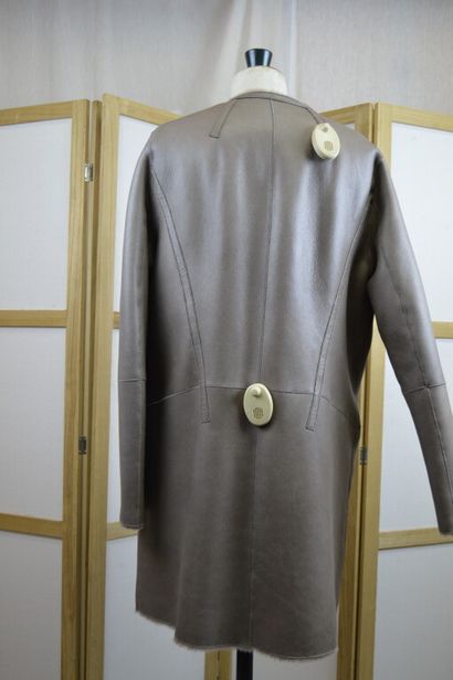 PAULE KA

Manteau long en peau lainé taupe...