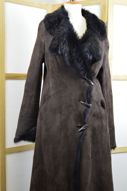 GEORGES RECH 

Manteau en peau lainé marron...