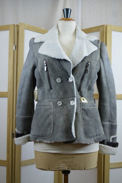 ROBERTO CAVALLI 

Veste en peau lainé grise...