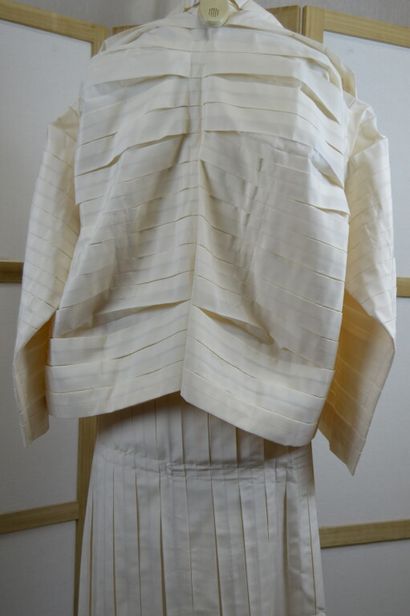 ISSEY MIYAKE

Ensemble veste et jupe portefeuille...