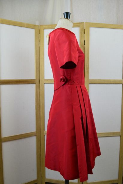 PRADA. 

Robe manches ballon en soie rouge,...