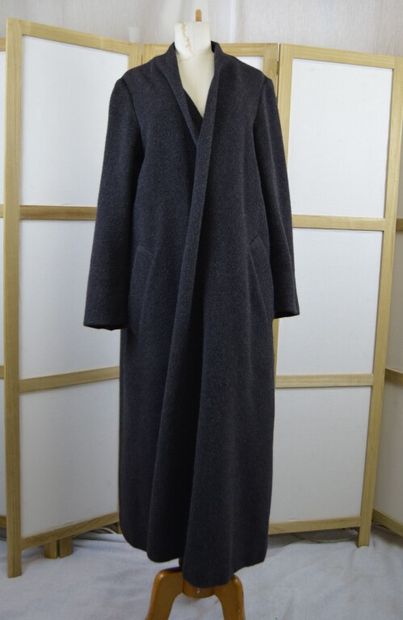 HERMES, Paris. 

Manteau châle long en lainage...