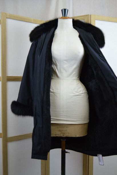 NINA RICCI

Pelisse noire avec col et emmanchure...