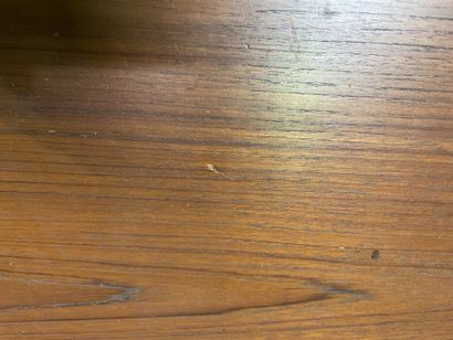 TRAVAIL DANOIS

Bureau en bois de placage...
