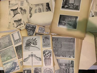 Dans trois pochettes : un ensemble de documents...