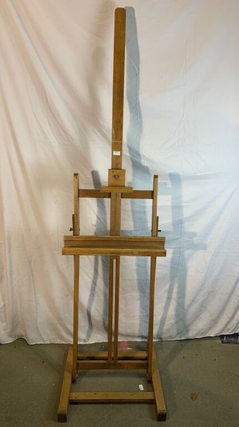 Chevalet de peintre en bois naturel.