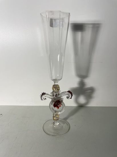 Flûte en verre soufflé de Venise, XXe siècle....