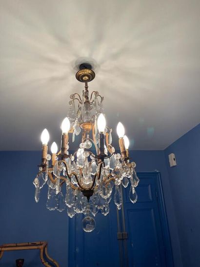 Lustre à huit bras de lumière en métal doré...