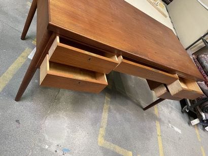 TRAVAIL DANOIS

Bureau en bois de placage...