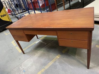 TRAVAIL DANOIS

Bureau en bois de placage...
