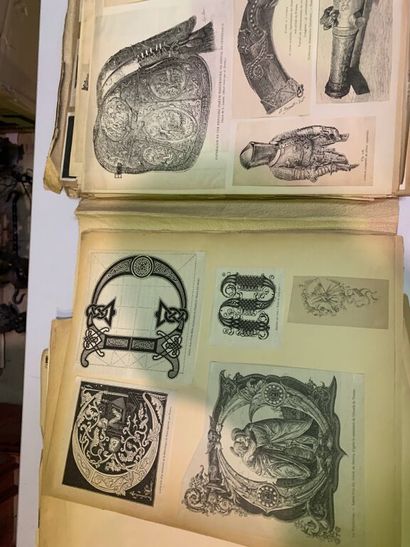 Dans trois pochettes : un ensemble de documents...