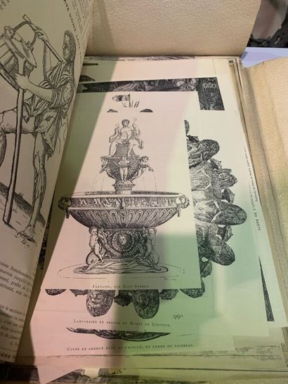 Dans trois pochettes : un ensemble de documents...