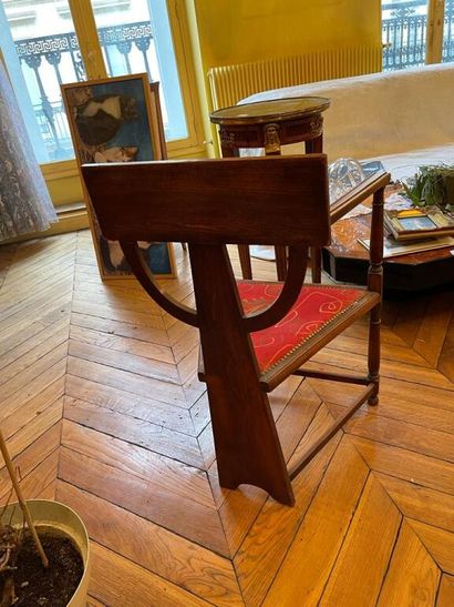 Fauteuil cathèdre en chêne mouluré, assise...
