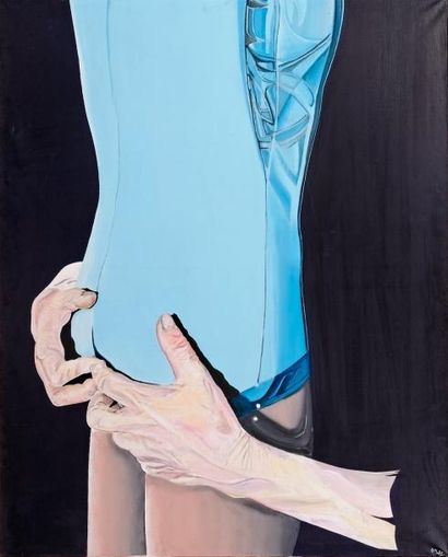 Les mains sur le mannequin sur fond bleu...