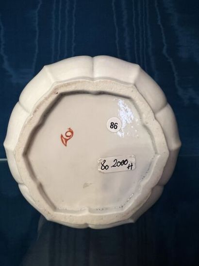 CHANTILLY.
Glass bucket with pinched sides...