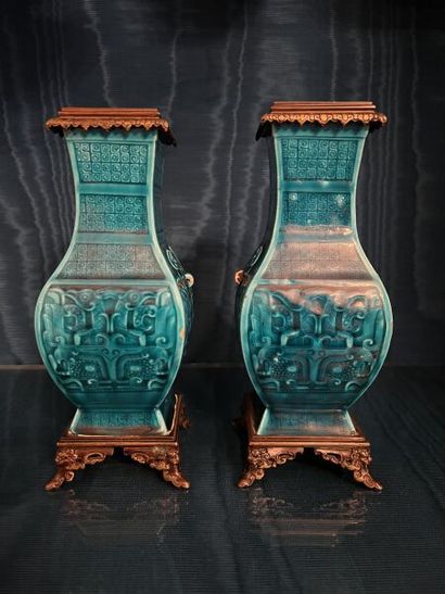 Théodore DECK (1823-1891). 
Paire de vases...