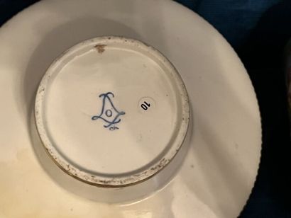 SÈVRES.
Gobelet enfoncé et sa soucoupe en...