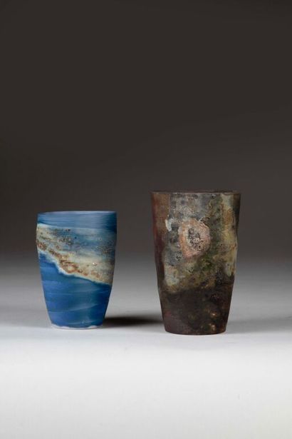 École contemporaine. 
Deux vases en céramique...