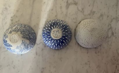 École contemporaine. 
Deux petits bols en...