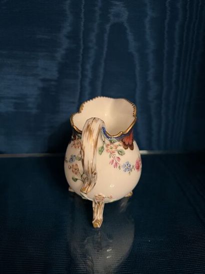 SÈVRES.
Pot à lait tripode en porcelaine...