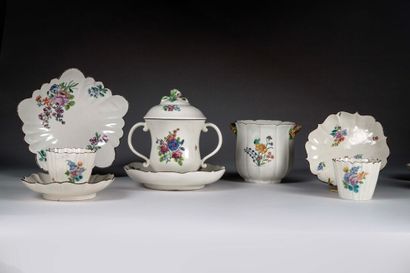 CHANTILLY.
Polylobed soft-paste porcelain...