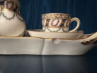 SÈVRES.
Service égoïste en porcelaine comprenant...