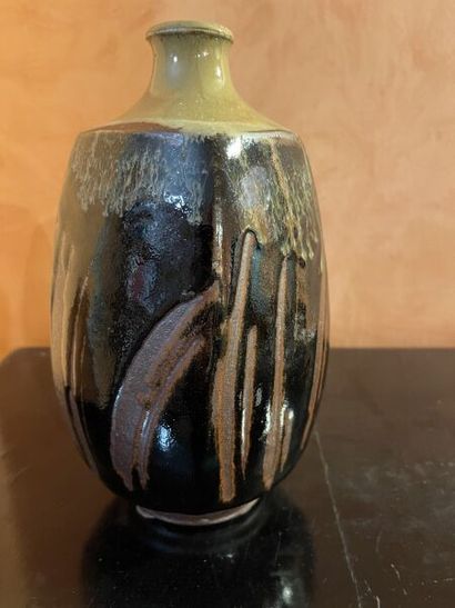 École contemporaine. 
Vase quadrangulaire...