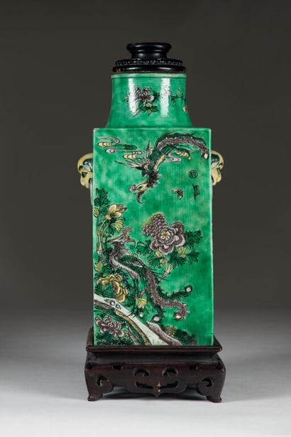 CHINA.
Cong vase in polychrome enameled cookie...