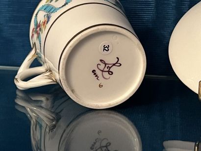 SÈVRES.
Gobelet enfoncé et sa soucoupe en...